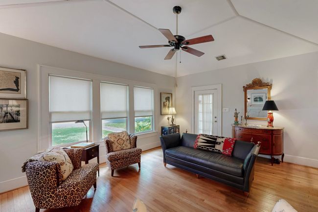 609 Valencia St, House other with 3 bedrooms, 2 bathrooms and null parking in Dallas TX | Image 9