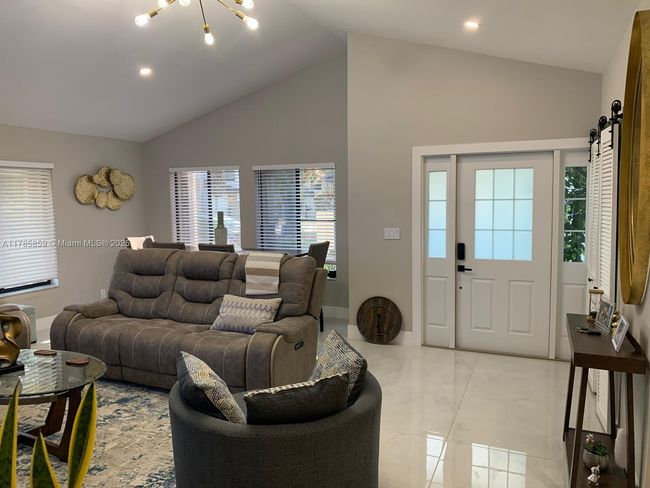 8271 - 8271 Sw 39 Th Ct, House other with 3 bedrooms, 2 bathrooms and null parking in Davie FL | Image 4
