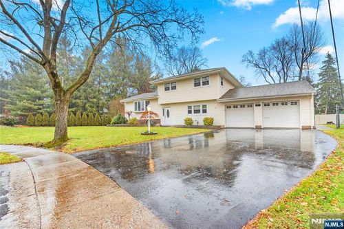 712 Stevens Ct, Paramus, NJ, 07652-3748 | Card Image