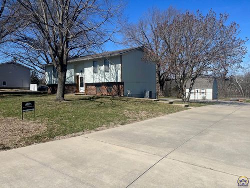2624 Ne 37th Ter, Topeka, KS, 66617-3729 | Card Image