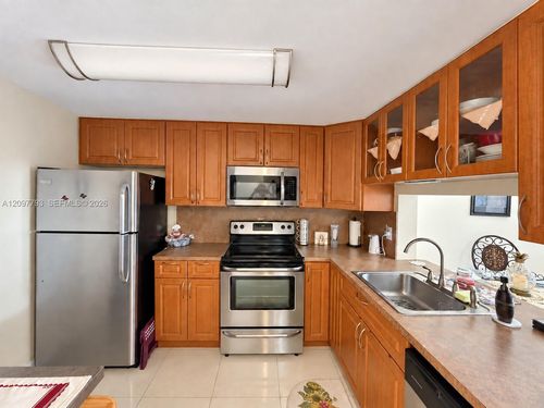 208-6-20860 San Simeon Way, Miami, FL, 33179 | Card Image