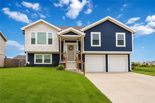 1905 Eagle Dr, Harrisonville, MO, 64701-6001 | Card Image