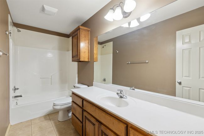 Hallway full bath | Image 15