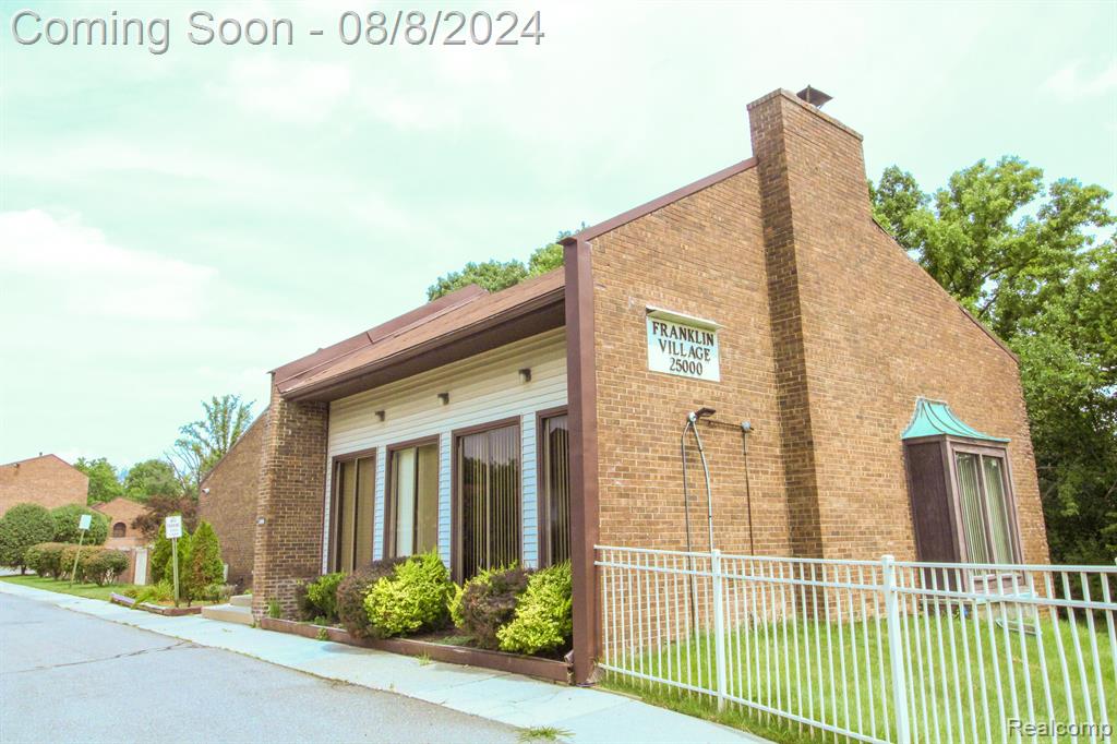 Champlaign Dr, Southfield, MI 48034