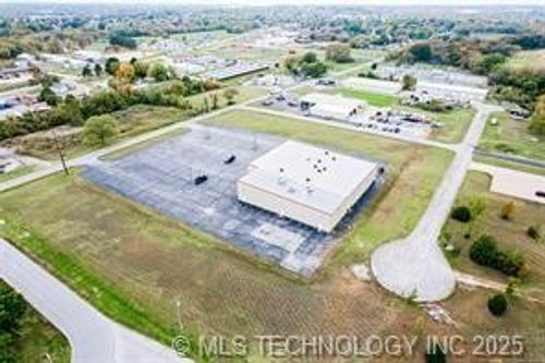 1109 N 3rd St, Grove, OK, 74344-3132 | Card Image