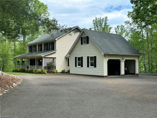 211 Service Rd, Pilot Mountain, NC, 27041-8389 | Card Image