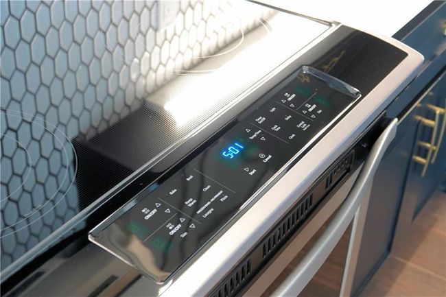 Room details featuring electric stove | Image 19