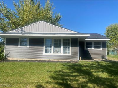 View of front of property featuring a front lawn | Image 1