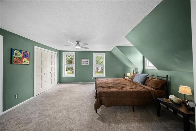 Oversized upstairs bedroom | Image 28