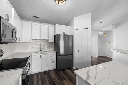 201-6680 Ridgefield Cir, West Bloomfield, MI, 48322-3048 | Card Image