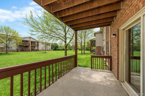 9624 Sawgrass Ct, Van Buren Twp, MI, 48111-6427 | Card Image