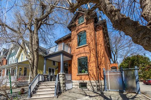 35 Waverley St, Ottawa, ON, K2P0T7 | Card Image
