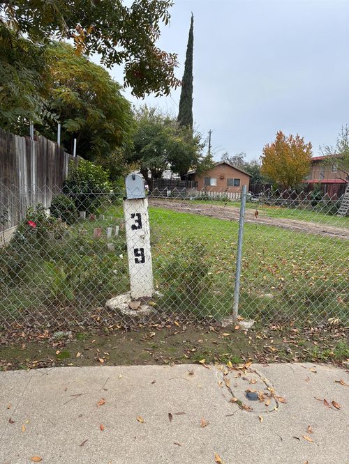 39 W J Street, Los Banos, CA, 93635 | Card Image