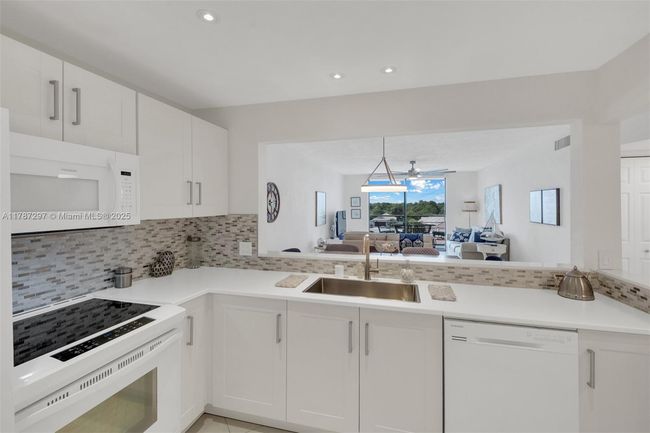 APT-404 - 2861 Somerset Dr, Condo with 2 bedrooms, 2 bathrooms and null parking in Lauderdale Lakes FL | Image 6