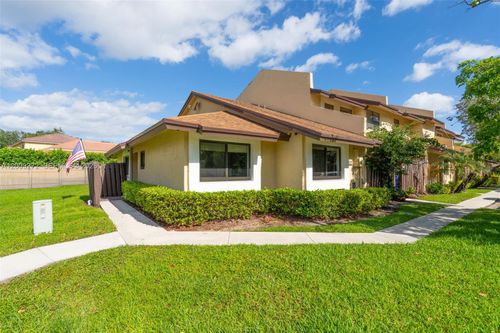 250 Sw 97th Ter, Pembroke Pines, FL, 33025-1055 | Card Image