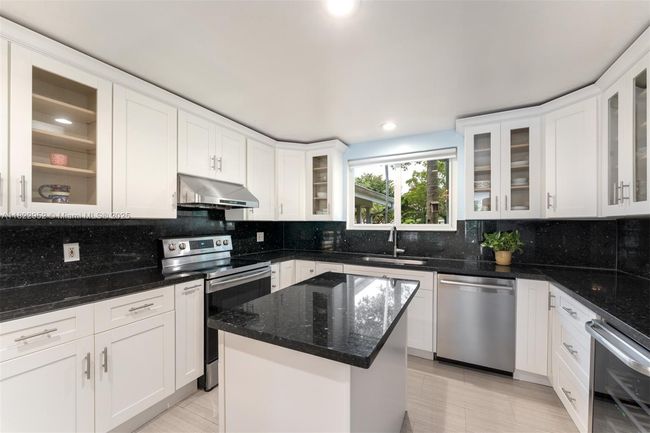 12525 Sw 72 Nd Ave, House other with 5 bedrooms, 4 bathrooms and null parking in Pinecrest FL | Image 12