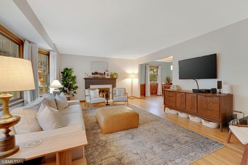 200 Heritage Cir N, Burnsville, MN, 55337-2611 | Card Image