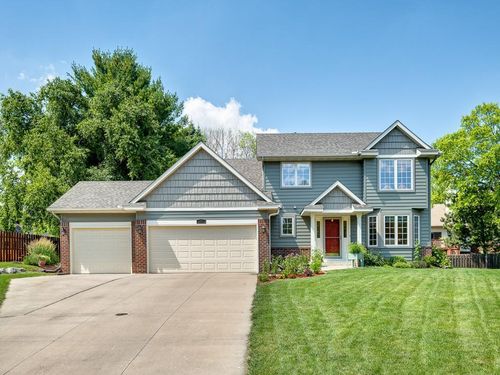 421 Oak Creek Ct, Vadnais Heights, MN, 55127-7004 | Card Image
