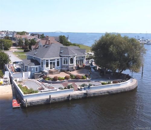 238 W Islip Rd, West Islip, NY, 11795-4551 | Card Image