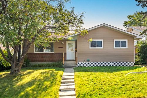 631 Hunts Cres Nw, Calgary, AB, T2K4J2 | Card Image