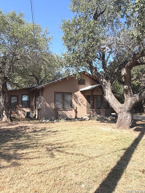 611 13th St, Bandera, TX, 78003-3385 | Card Image