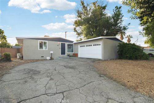 8411 Mammoth Ave, Panorama City, CA, 91402-6136 | Card Image