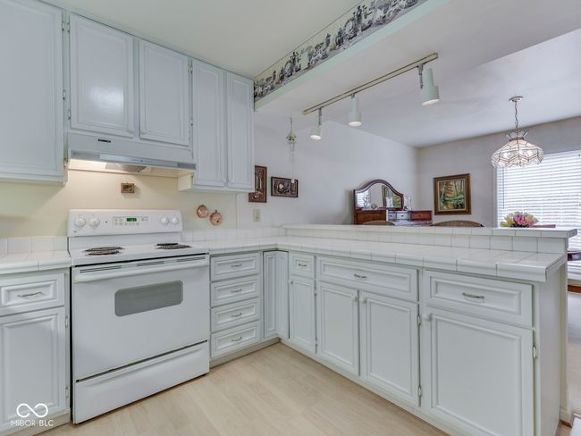The open counter/bar space is great for entertaining and everyday living | Image 19