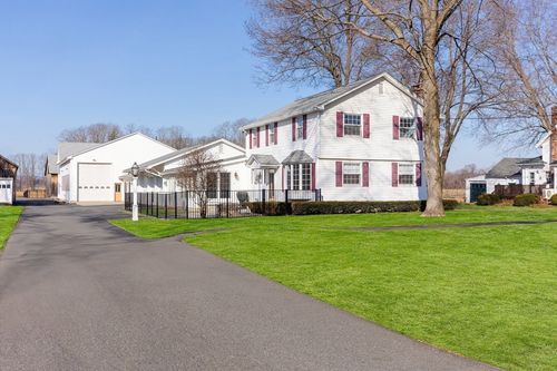 11 West St, Hadley, MA, 01035-9504 | Card Image