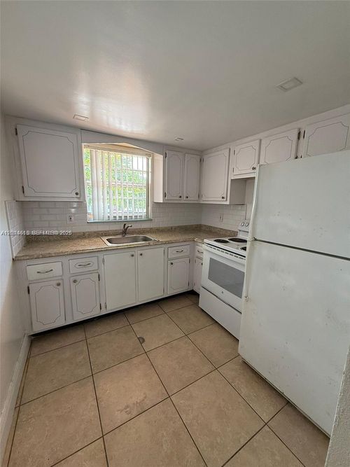 918-18707 Ne 2nd Ave, Miami, FL, 33179-3731 | Card Image