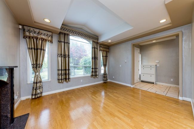 6828 Gilley Avenue, Home with 4 bedrooms, 3 bathrooms and 2 parking in Burnaby BC | Image 5