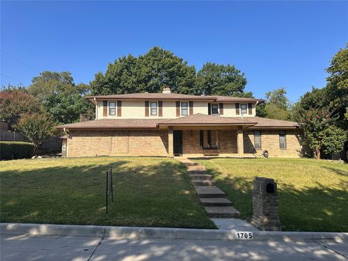 1705 Northtown Dr, Grand Prairie, TX, 75050-2231 | Card Image