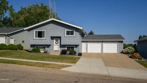1717 9th Ave Se, Mandan, ND, 58554-4820 | Card Image