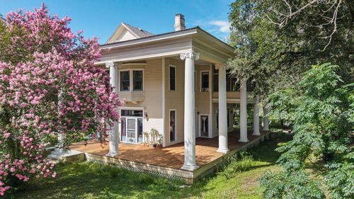 124 N Hamilton St, Gonzales, TX, 78629-4002 | Card Image