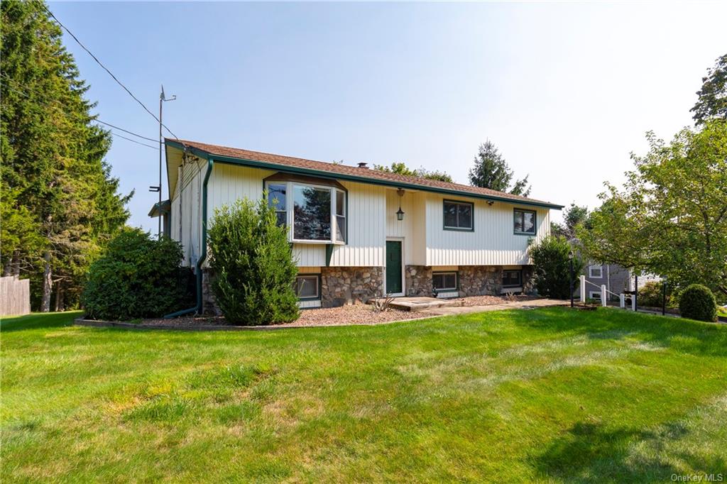 Mandalay Dr, Poughkeepsie, NY 12603
