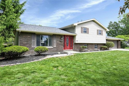 24420 S Oxford Oval, North Olmsted, OH, 44070-1319 | Card Image