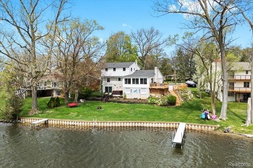 1425 Shankin Dr, Wolverine Lake, MI, 48390-2439 | Card Image
