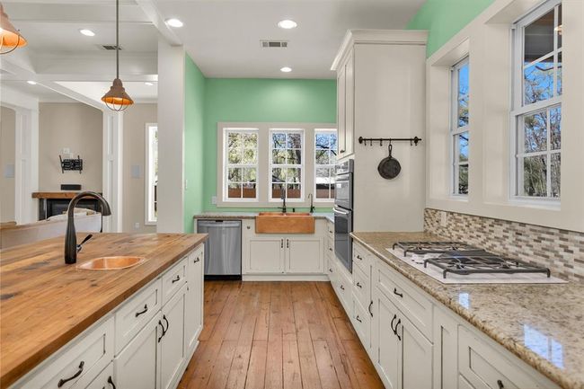 20802 Pecan Bend Rd, House other with 4 bedrooms, 4 bathrooms and 3 parking in Damon TX | Image 13