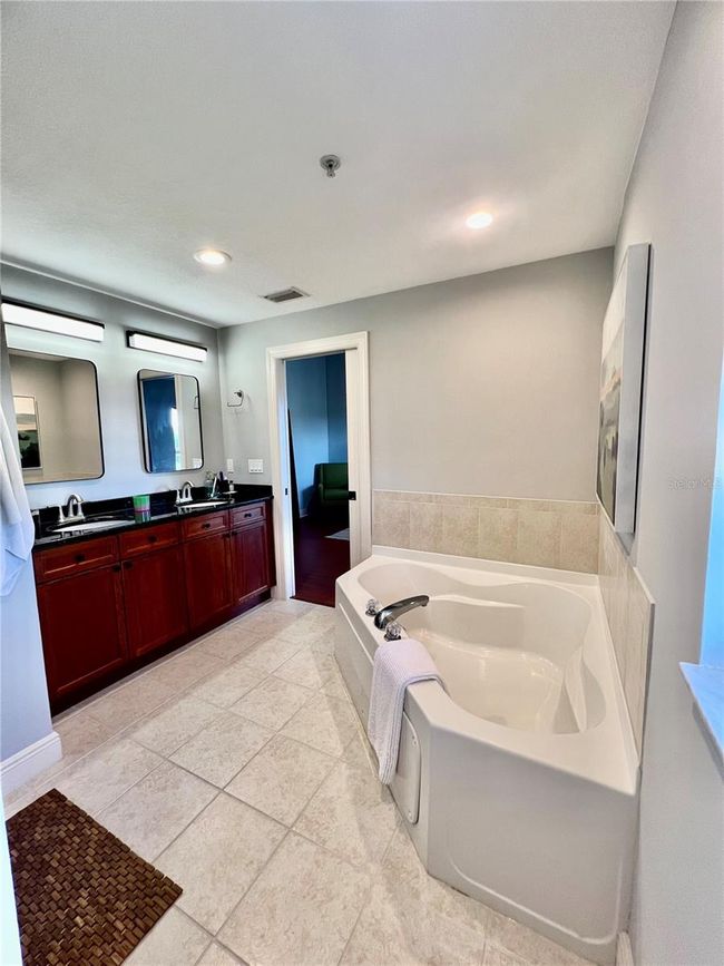 APT-301 - 10091 Lake Cove Dr, Condo with 3 bedrooms, 2 bathrooms and null parking in Fort Myers FL | Image 11