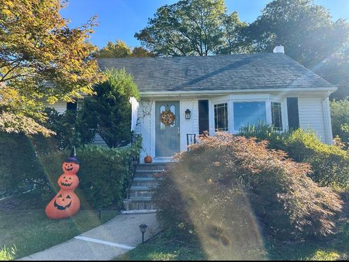 3736 Hudsonview St, Mohegan Lake, NY, 10547-1036 | Card Image