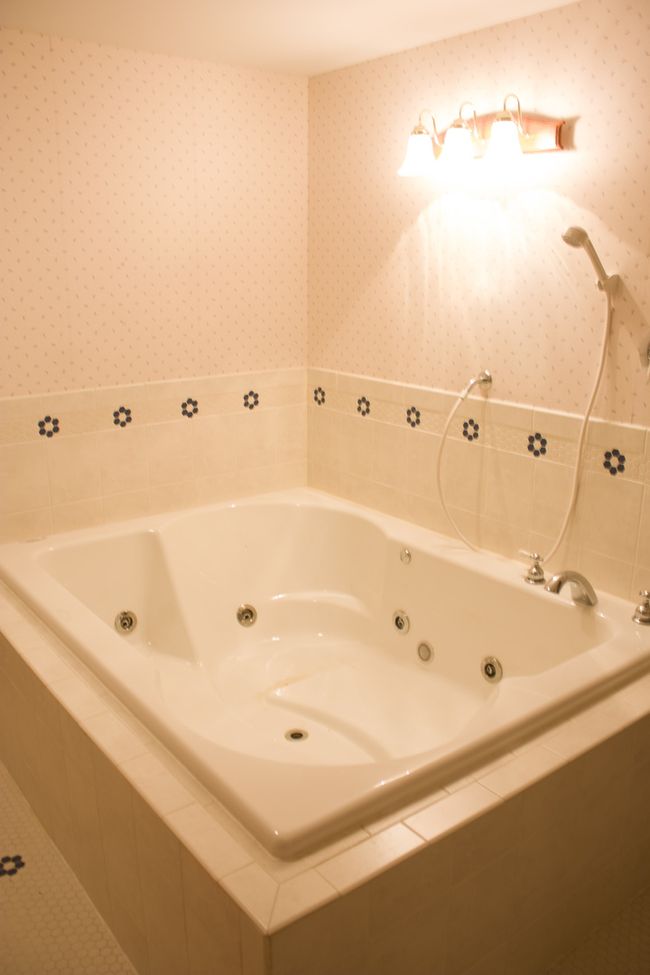 Large Whirlpool Tub | Image 27