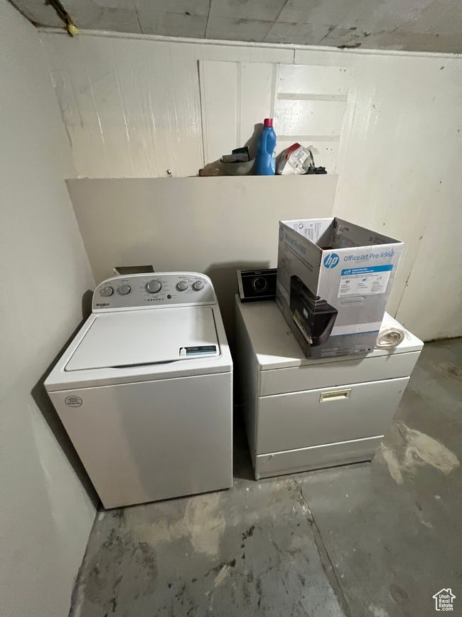 Washroom with washing machine and dryer | Image 5