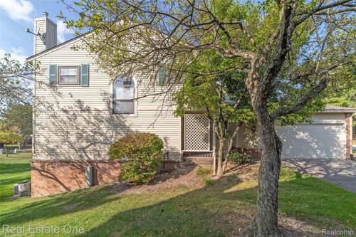 31-5652 Drake Hollow Dr E, West Bloomfield, MI, 48322-1272 | Card Image