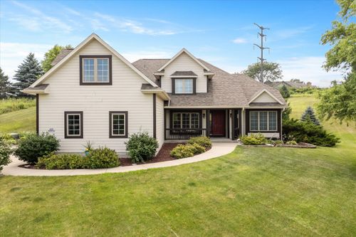 1529972 Brookstone Cir, Pewaukee, WI, 53072-4861 | Card Image
