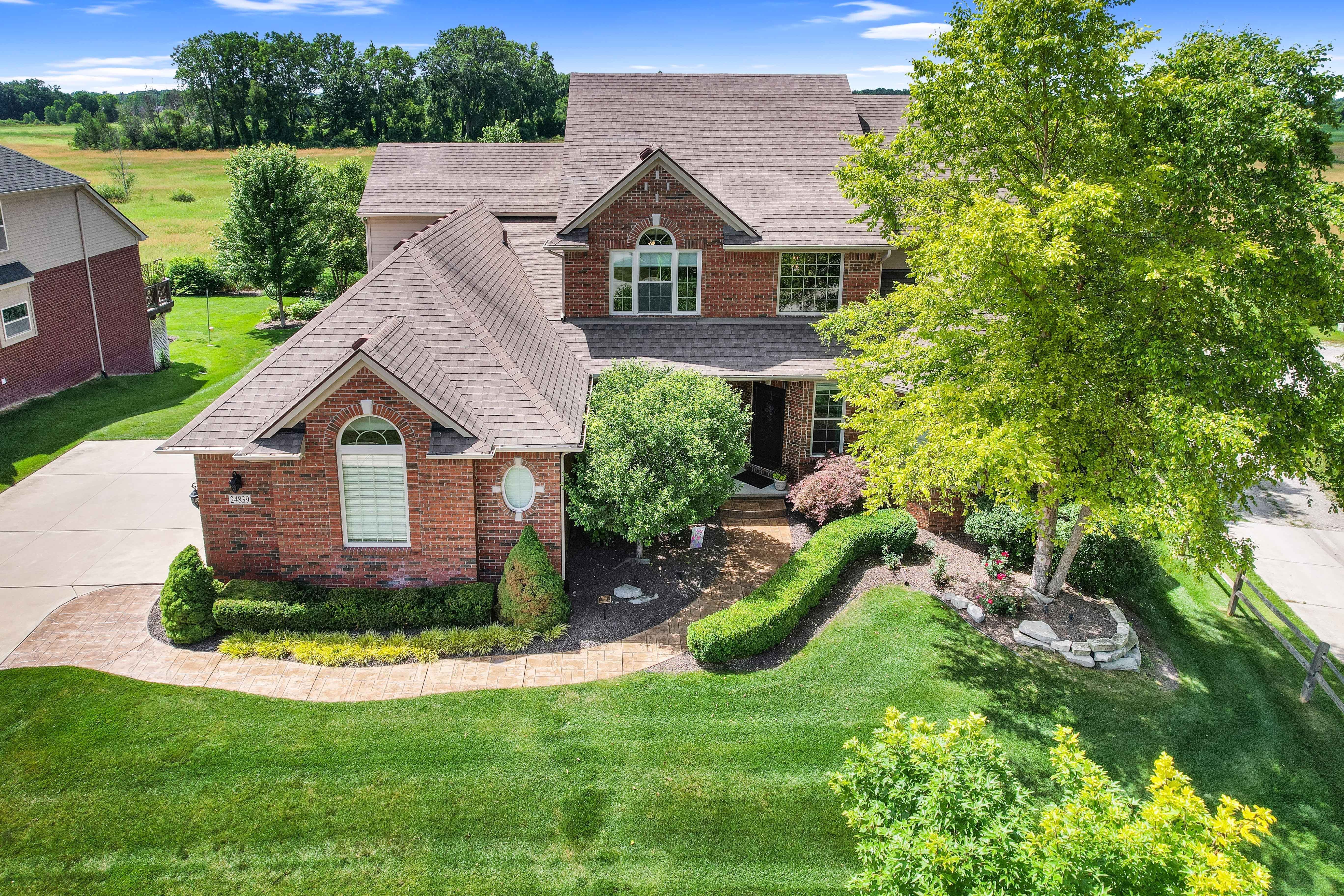Brompton Way Ct, South Lyon, MI 48178