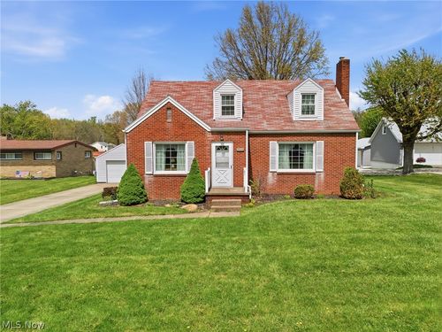 8885 Louisville St, Louisville, OH, 44641-8935 | Card Image