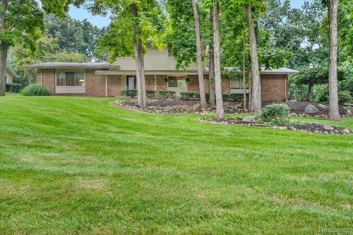 6016 Plantation Dr, Grand Blanc, MI, 48439-9525 | Card Image