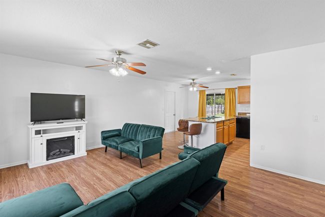 733 Se Academy Ln, House other with 2 bedrooms, 2 bathrooms and null parking in Port St. Lucie FL | Image 7