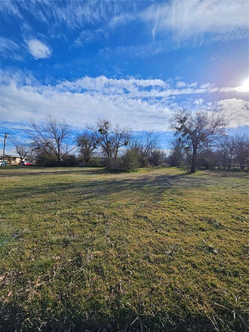 607 W Live Oak St, Jacksboro, TX, 76458-1664 | Card Image