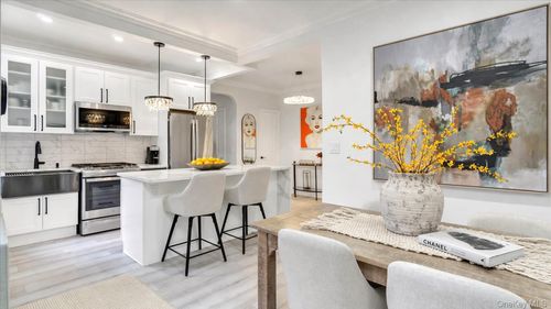 5c-21 Barstow Rd, Great Neck, NY, 11021-2202 | Card Image