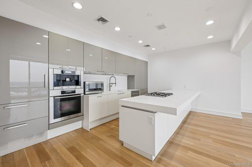 ph40c-1 Renaissance Sq, White Plains, NY, 10601-3000 | Card Image